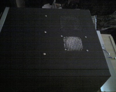 Důkaz že úprava je funkční prach okolo nasávacích otvorů bočnice